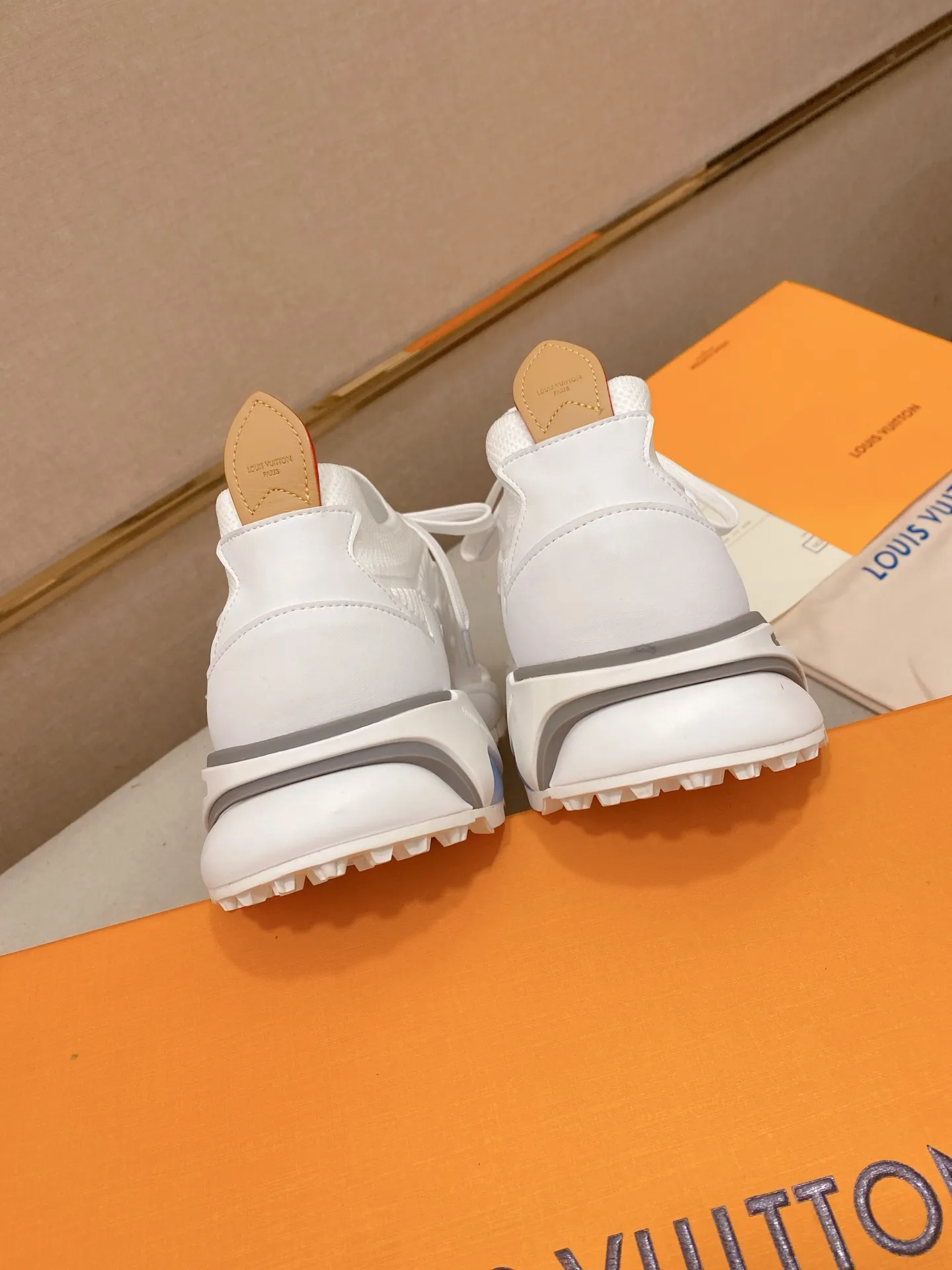 Men's Men's Shoes💰: 620💰The high version of the LV Runner Tatic sneakers are made of a whole piece of technical knitting to create an easy-to-take-on design, and are trimmed with cow leather to outline the upper. The LV logo on the side creates a dynamic feel among the textures, and the leather back strap is shaped like the handle fasteners in the Louis Vuitton leather goods collection. Mixed materials Laces Louis Vuitton accents Rubber outsole with Vuitton logo Size 39-44 Customizable 38.45.46
